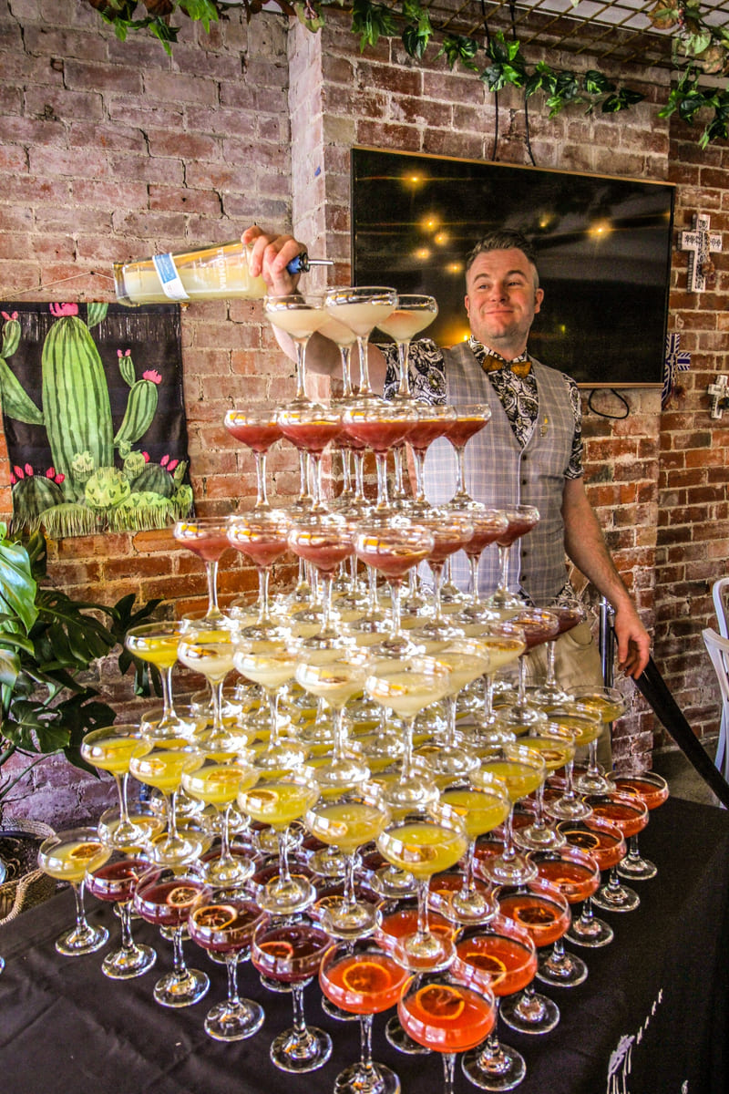 Tháp Cocktail nhiều màu sắc